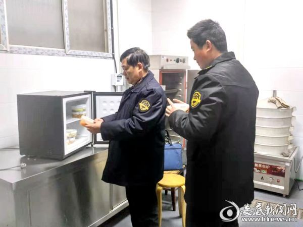 (图为布溪食药监所工作人员检查某幼儿园留样食品)