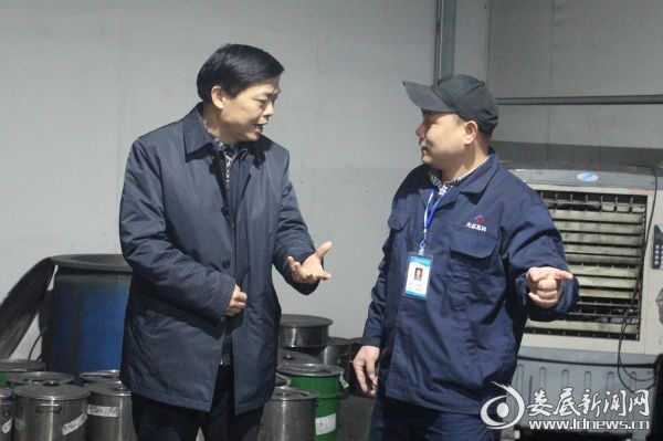 在湖南天益高技术材料制造有限公司制作车间，彭增光细致了解企业生产经营和技术创新情况，询问企业在校企科研合作和引才留才中遇到的实际困难。