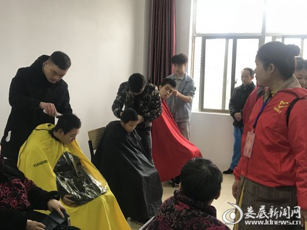 佰分百专业染烫造型给小孩理发