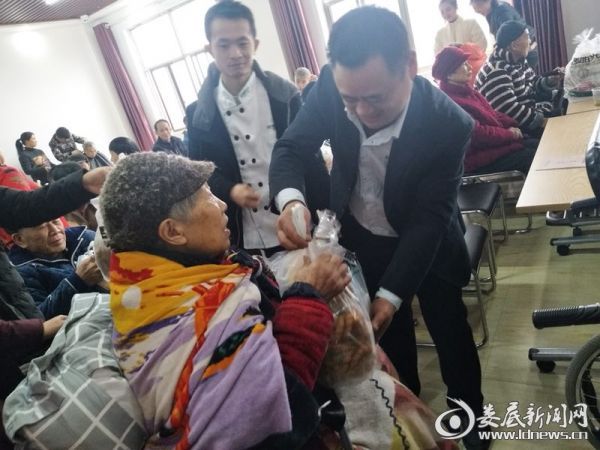 欧麦阳光送爱心蛋糕和面包等营养食品