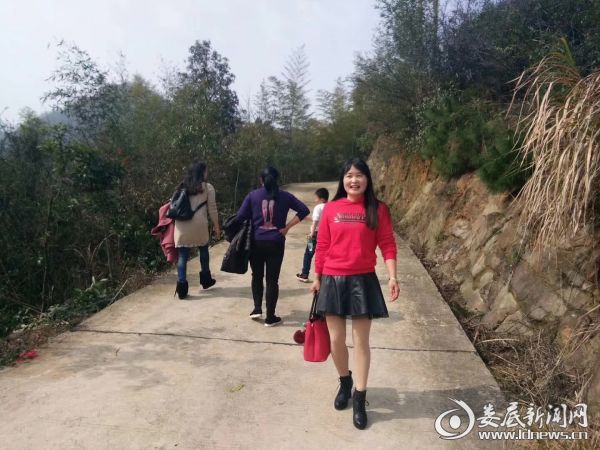 女干部正在举行登山活动2
