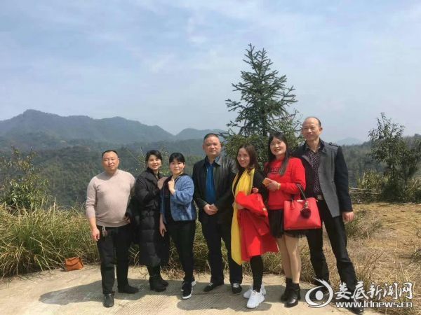 干部在山顶合影留念2