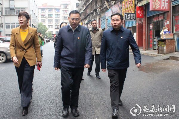 （3月13日，娄底市委常委、市委秘书长方建荣深入娄星区乐坪街道火车站社区，带着感情和责任，扎实开展“三进”春天行动。）