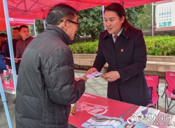 党组副书记、副检察长李俊俊介绍公益诉讼知识