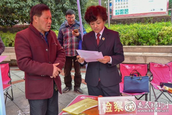 民行科科长谢卫红现场答疑解惑