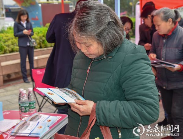 群众现场了解公益诉讼