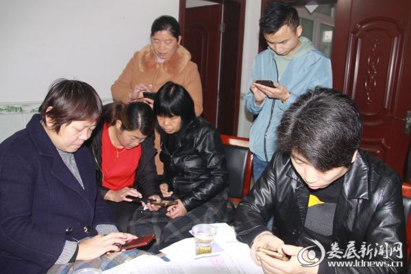 驻村干部进村入户指导“学习强国”平台操作流程