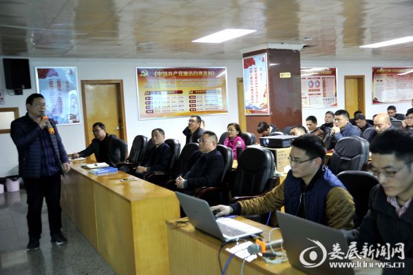 （公司中层以上干部、专业技术人员等悉数参加学习）