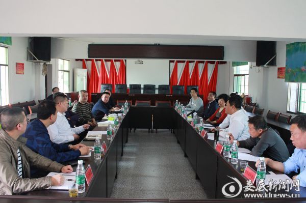 （3月20日下午，市人大常委会党组书记、常务副主任谢志雄带着感情与责任，深入娄星区花山街道办事处神童湾社区开展“三进”春天行动）