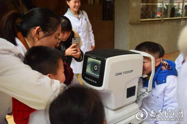 涟源中医医院眼科中心医务人员手把手教学电脑验光