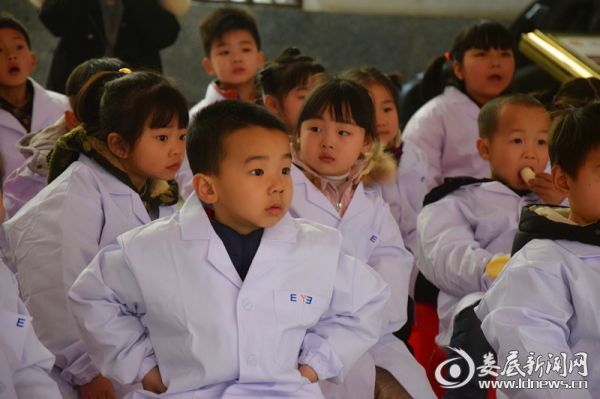 小小的个头 穿起白大褂来却分外有范儿