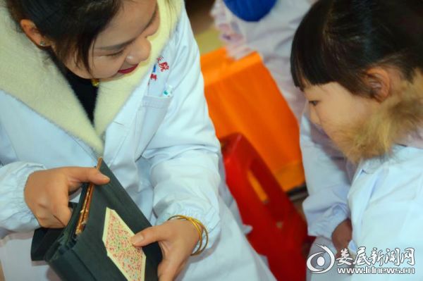 医务人员教小朋友辨别色盲