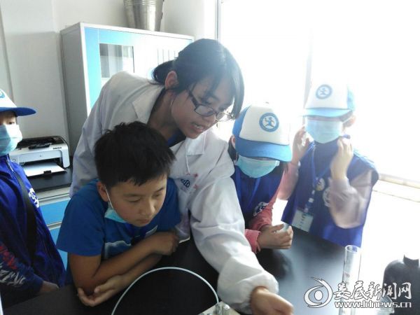 小记者在工作人员指导下参观水质检测中心实验室