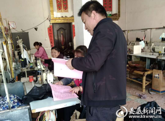 （工作人员在制衣厂发放禁毒公开信）
