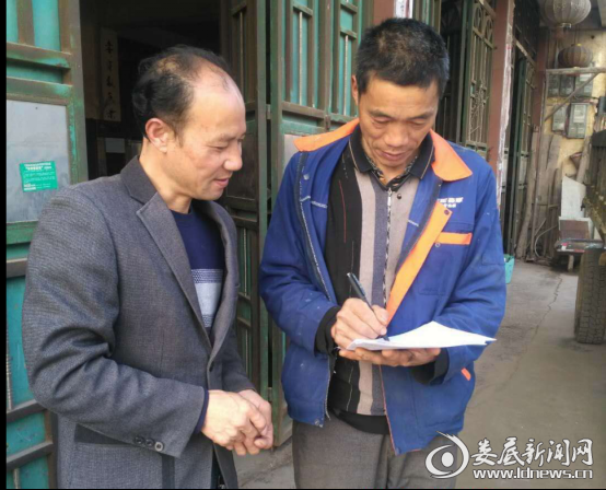 （工作人员向居民发放告知书）