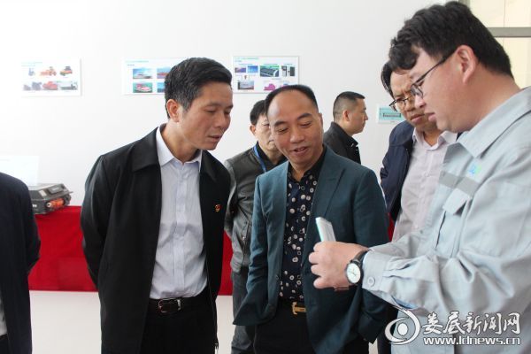 （湖南三迅新能源科技有限公司，肖有胜一行深入该公司MES系统中央控制中心、产品展厅、生产车间实地察看，了解公司创新能力、产品研发与生产、市场开拓等相关情况）