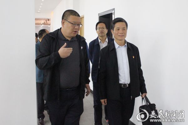 （肖有胜一行首先来到了典卡姆信息技术有限公司，详细了解其生产经营状况及今后的发展目标）