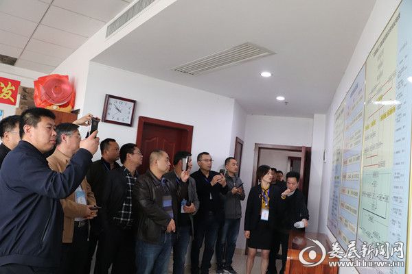 （与会代表面对湖南瑞吉达科技公司工作流程纷纷拍照）