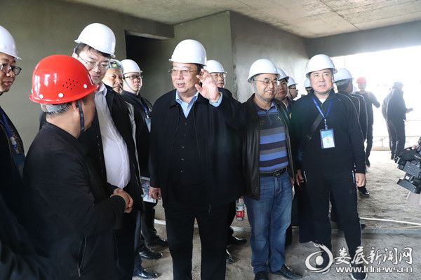 （来自全国各地的50余名相关行业人员参观了湖南瑞吉达科技公司正在施工的建筑工地，现场对机喷抹灰技术进行了探讨）