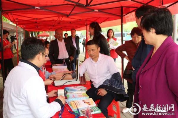 娄星区区委常委、宣传部部长吴喜波亲自体验新时代文明实践医卫服务分队的义诊服务量血压。