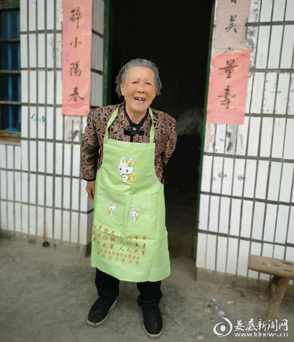 （给贫困户发放围裙）