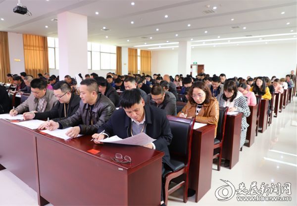 （干部认真参加考试）