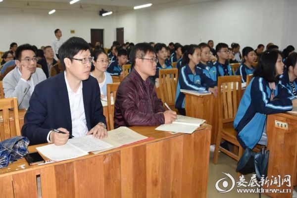 老师和学生认真听课