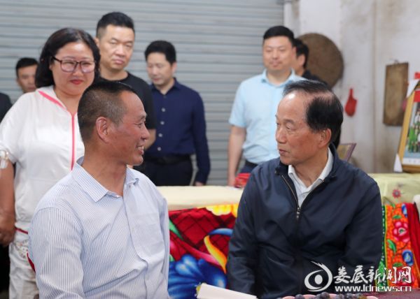 （贾春旺一行还前往涟源市杨市镇，看望慰问了不怕牺牲、舍己救人的退伍老兵邓志雄）