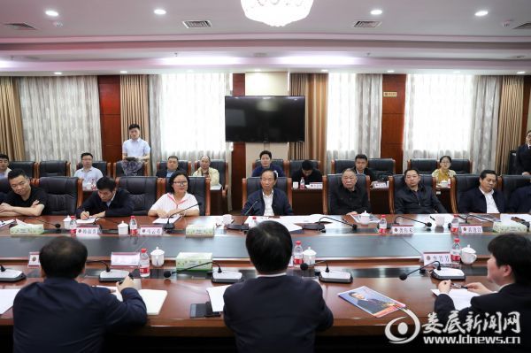 （考察慰问座谈会现场）