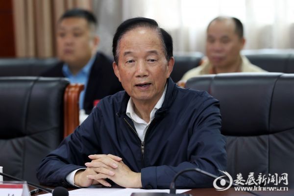 （最高人民检察院原检察长、中华见义勇为基金会理事长贾春旺）