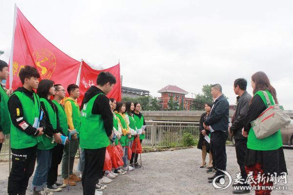 （在巡河过程中，志愿者们向总河长围绕“如何促进清“四乱”问题整治、如何推进河长制工作从‘全面建立’向‘全面见效’转变”等问题进行了面对面交流，并得到耐心解答）