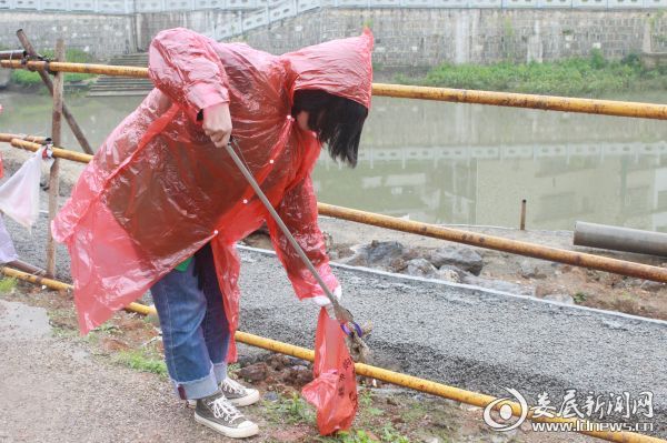 （志愿者沿着河流两岸开展巡逻，将路面和河流周边的饮料瓶、塑料袋、枯枝落叶、烟头等废弃垃圾清捡干净）