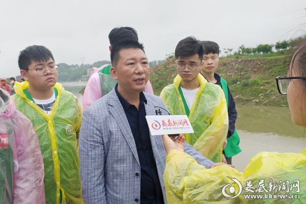 河长认真的为志愿者们解答巡河过程中遇到的疑惑