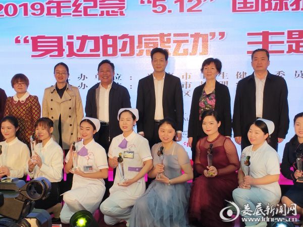演讲活动合影