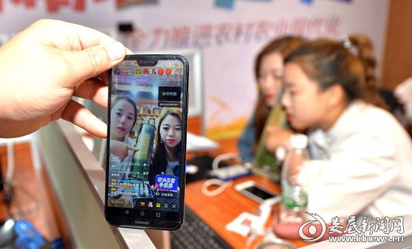 彭祖菊团队运用陌陌、抖音、斗鱼等视频社交软件直播售卖，将卖山货做成扶贫新模式，仅1年的时间，累计售出农产品9.63万件。_副本