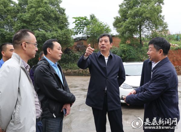 看到升级改造后的垃圾中转站焕然一新，吴建平非常开心，他说，要让学生们详细了解垃圾生产、收集、中转、处置等知识，也可以组织学生们进行现场参观体验，激发孩子们的环保意识_副本