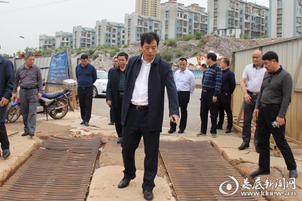 看到碧桂园·娄星府项目建设施工现场存在楼盘围挡不规范、建筑材料随处堆放、施工场地道路未硬化、安全设施不配套等问题，吴建平提出严厉批评并要求相关部门通知该项目负责人立即停工整改。