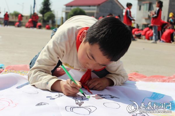 （孩子们聚精会神地进行绘画）