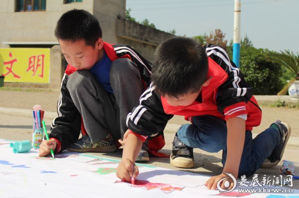 （孩子们奇思妙想，用形式多样的绘画材料，将心中的梦想与生活的美好一起融入到画卷中来）