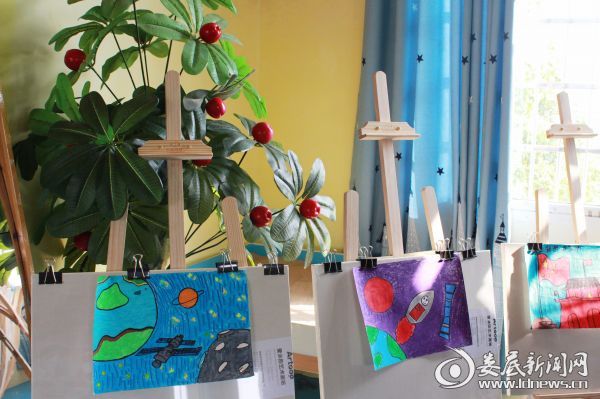 （美术教室里，孩子们的美术作品被老师精心展示，孩子们的美术梦想被细心呵护）