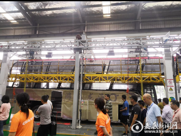 在常德中车新能源有限公司，媒体人员饶有兴致地参观了汽车的制作过程。