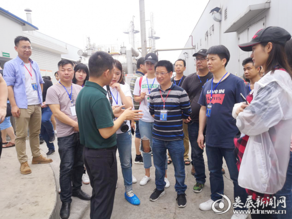 媒体人员听长园中锂新材料有限公司的工作人员介绍产品技术优势。