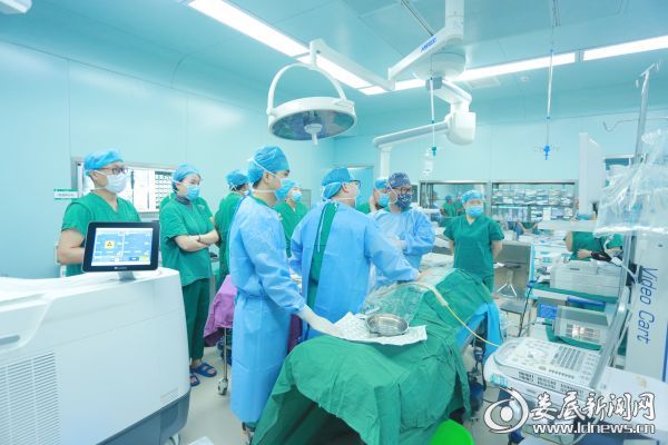 我市泌尿外科医务人员前来参观学习摩西钬激光碎石取石术