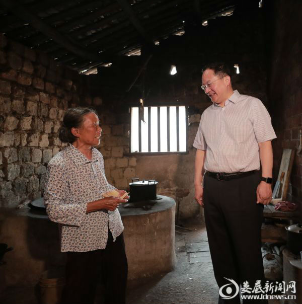 （娄底市委副书记、市长杨懿文亲切看望慰问困难群众）