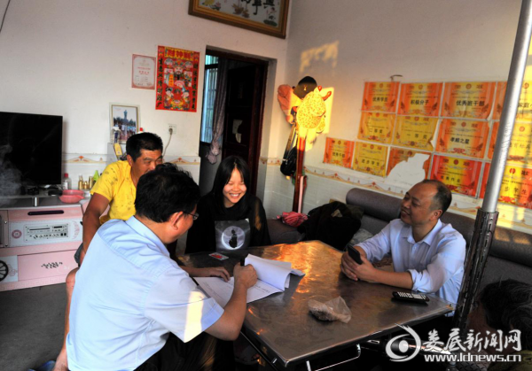 （在结对帮扶的建档立卡贫困户李丽家里，彭志业详细询问了她的学习情况，核实了教育扶贫政策的落实情况。）