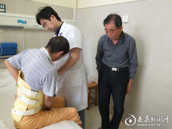 陈博士为贺先生检查身体康复情况