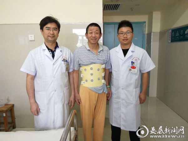 医务人员与贺先生合影留念