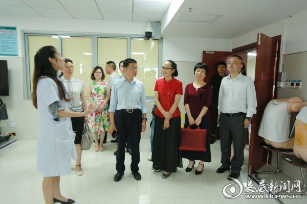 （贵州省六盘水市人民政府副市长、民盟六盘水市委主委何枢（右四）视察市中心医院临床技能培训中心）