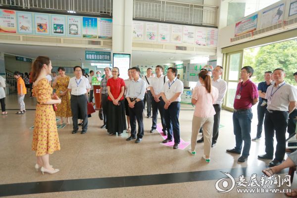 （贵州省六盘水市人民政府副市长、民盟六盘水市委主委何枢一行在市中心医院门诊大厅视察）