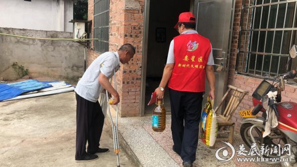 志愿者为贫困户送去大米和食用油